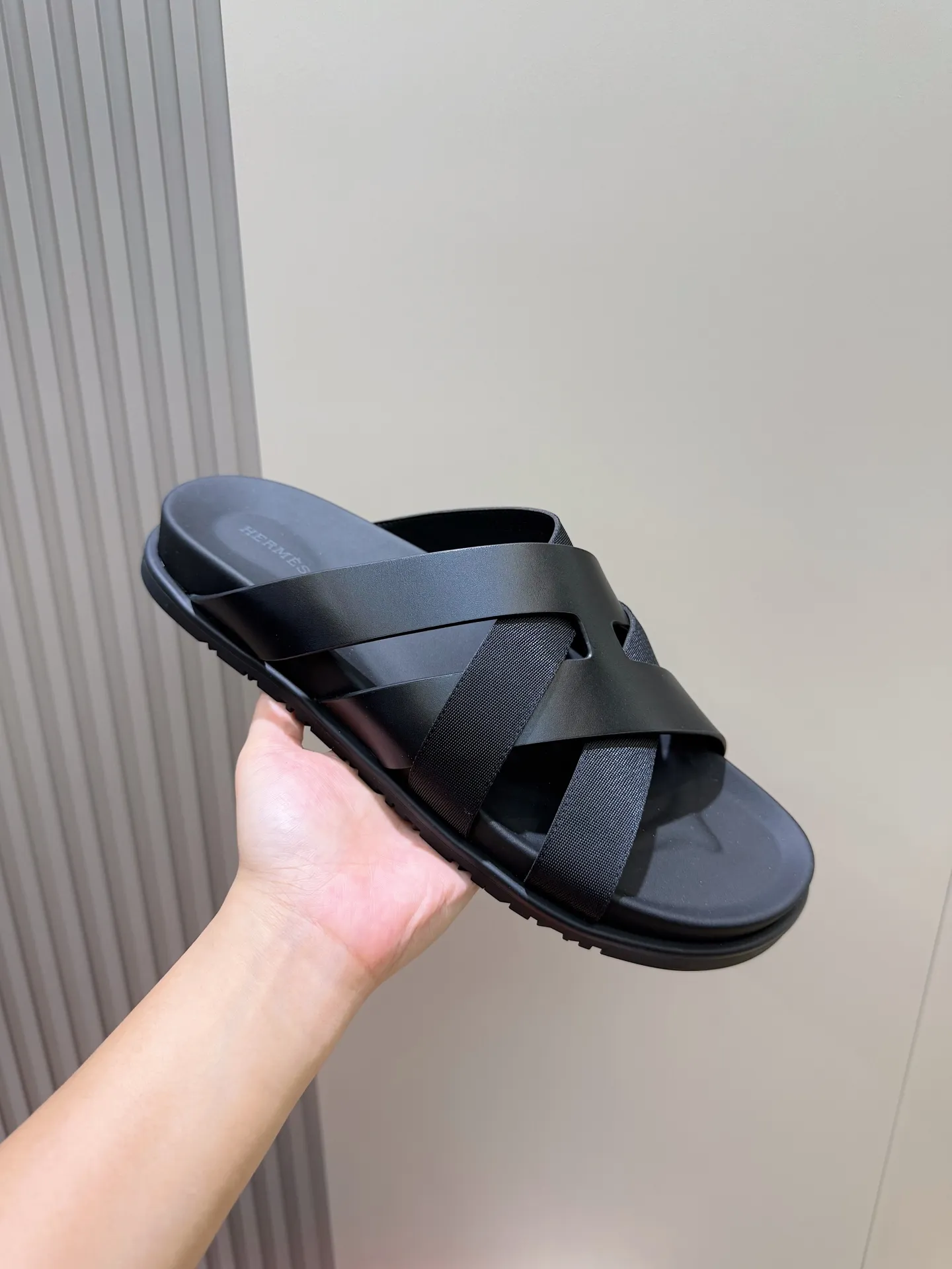 p300💰Men's Shoes Hermes Men's Kazimir Slippers - Top quality woven calfskin functional sandals with an intertwined upper inspired by the "H" iconic pattern to create a casual look, perfect for summer. Imported cowhide + cowhide lining + rubber outsole Size: 39-44 (customized at 38.45.46)